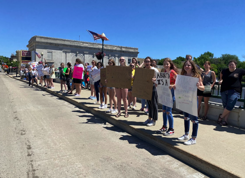 hvorfor ikke civile Traktat Rally-goers assemble on Main Street bridge in protest of Roe v. Wade ruling  - FortAtkinsonOnline.com (Fort Atkinson Online LLC)