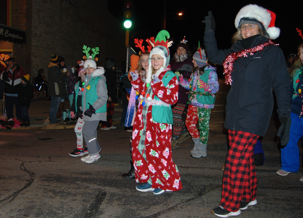 Fort kicks off 2022 holiday season with lighted parade